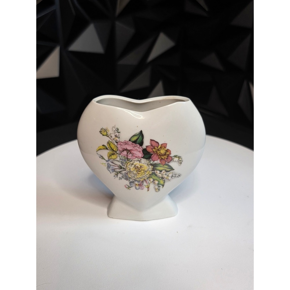 Vintage Heart Shaped Ceramic Bud Vase White Floral Bouquet Design 4.25 Inch